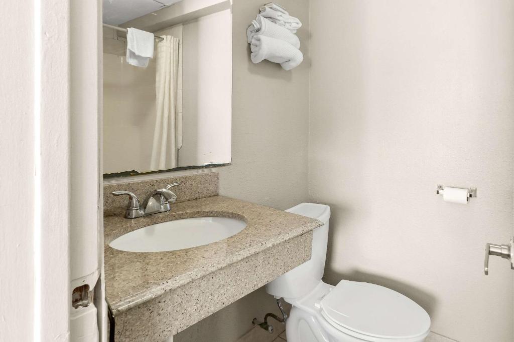 Koupelna v ubytování Econo Lodge Galveston Seawall