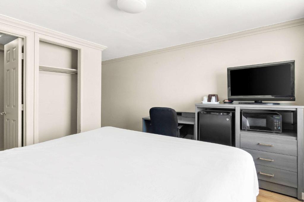 Kuchyň nebo kuchyňský kout v ubytování Econo Lodge Galveston Seawall