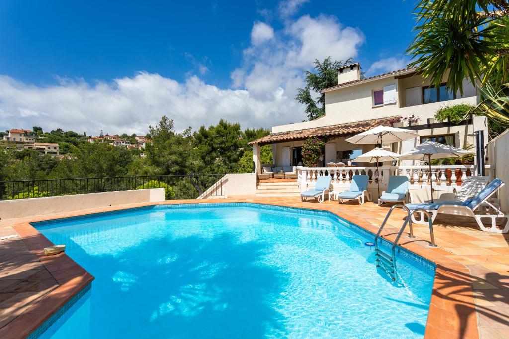une villa avec piscine et une maison dans l'établissement VILLA HATELMA VI4404 By Riviera Holiday Homes, à Nice