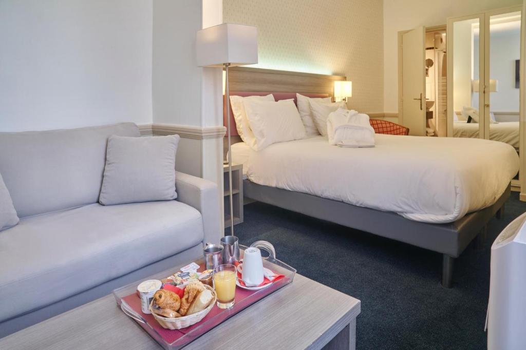 Postel nebo postele na pokoji v ubytování Hôtel Poussin