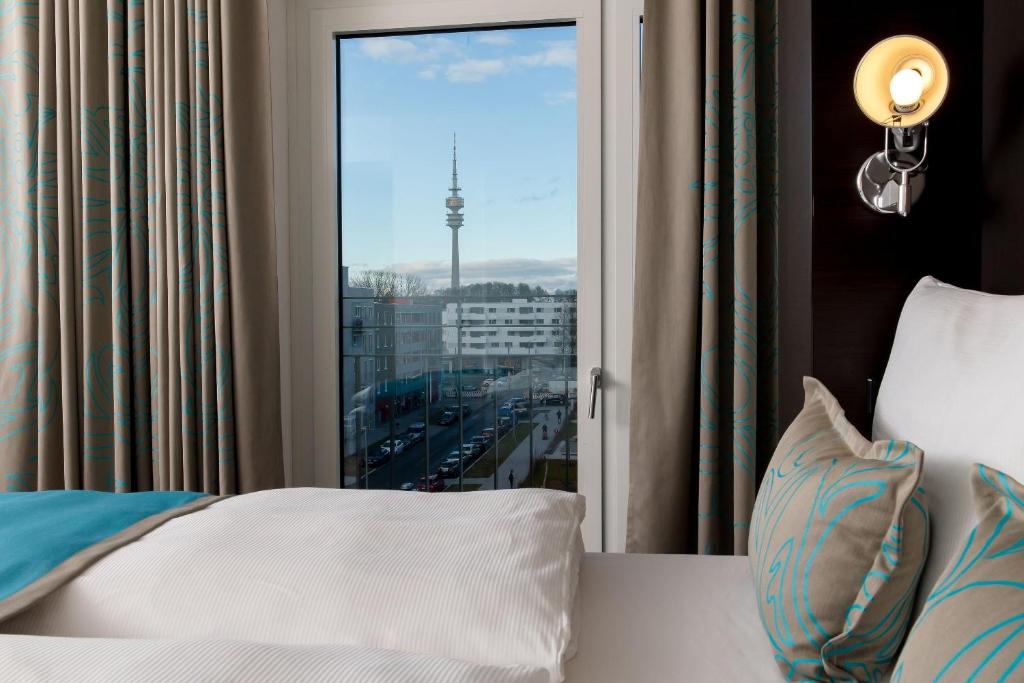 Postel nebo postele na pokoji v ubytování Motel One München-Olympia Gate