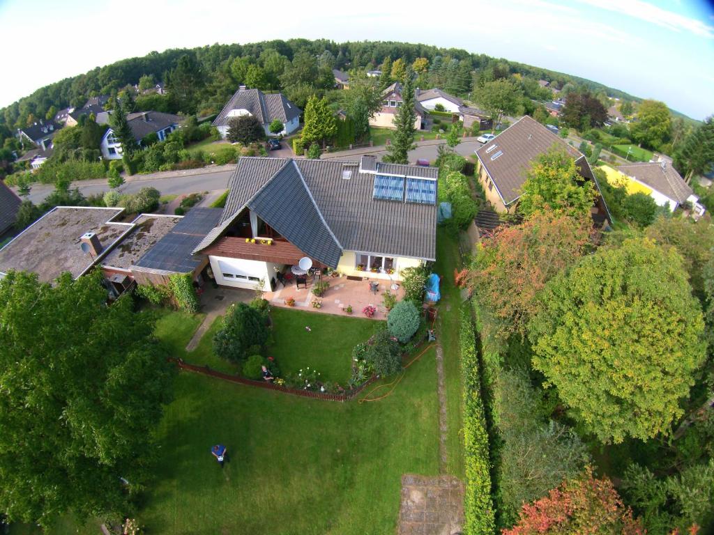 een luchtzicht op een huis met een dak bij Hoernchens-Ferienwohnung in Neuenkirchen