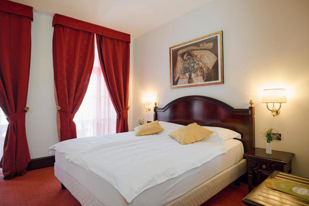 Кровать или кровати в номере Arbiana Heritage Hotel