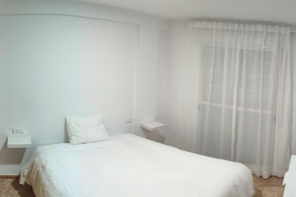 une chambre blanche avec un lit blanc et une fenêtre dans l'établissement Agatha CaboGata Home - Summer Vibes, à Cabo de Gata