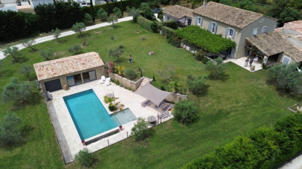 une vue aérienne d'une maison avec piscine dans l'établissement Mas Provençale entre Avignon et St Remy de Provence, à Noves