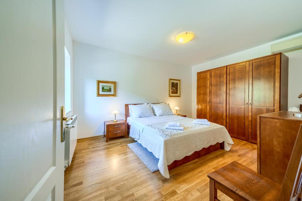 Posteľ alebo postele v izbe v ubytovaní Your Ideal Haven for Serene Relaxation Villa Roglić near Baška Voda