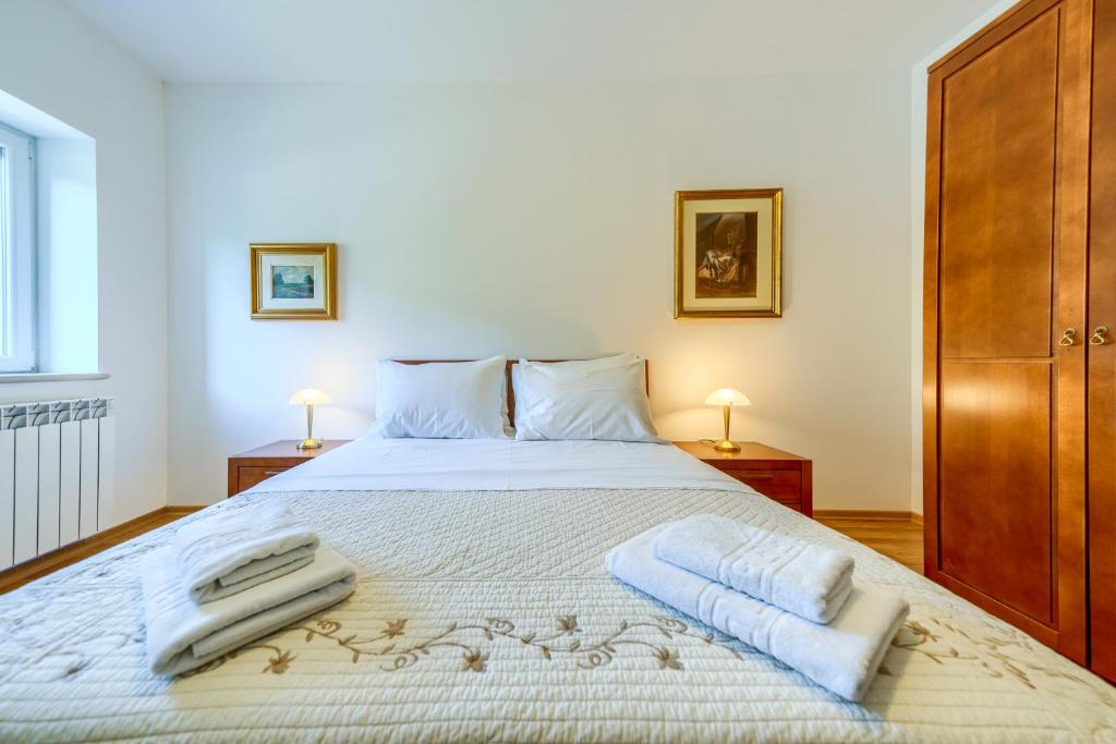 Posteľ alebo postele v izbe v ubytovaní Your Ideal Haven for Serene Relaxation Villa Roglić near Baška Voda