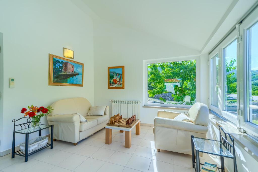 Posedenie v ubytovaní Your Ideal Haven for Serene Relaxation Villa Roglić near Baška Voda