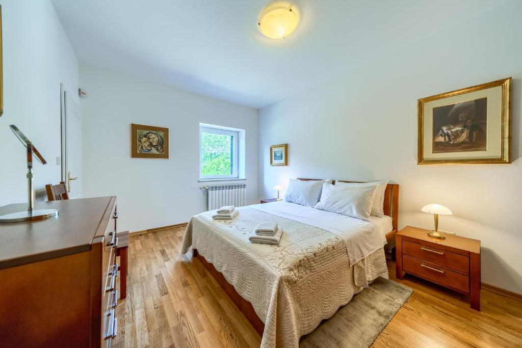 Posteľ alebo postele v izbe v ubytovaní Your Ideal Haven for Serene Relaxation Villa Roglić near Baška Voda