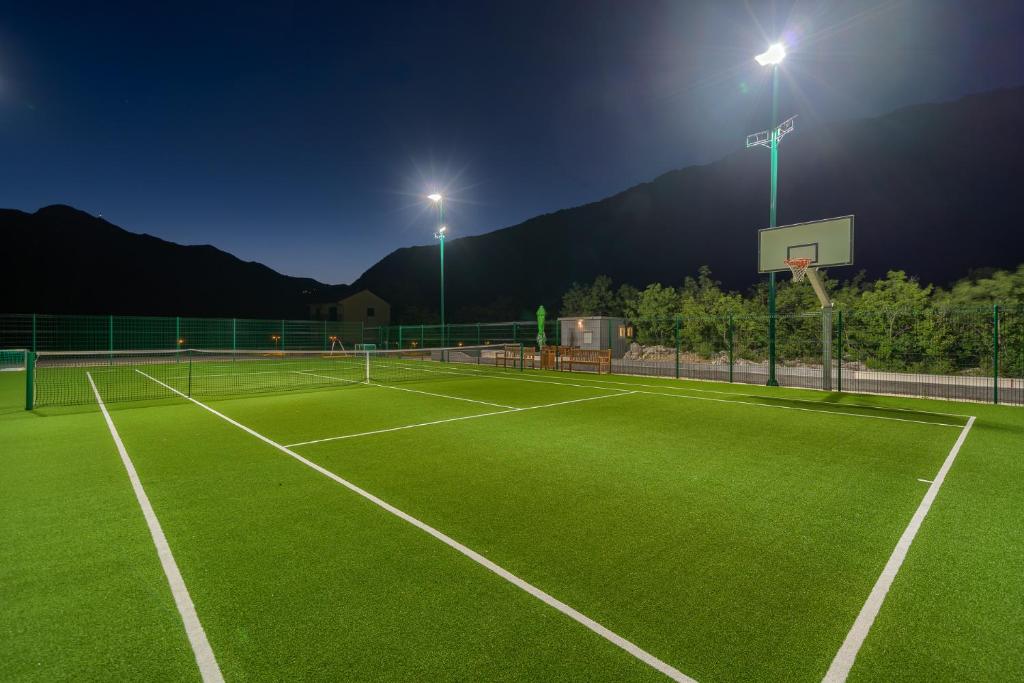 Tenis alebo squash v ubytovaní Your Ideal Haven for Serene Relaxation Villa Roglić near Baška Voda alebo jeho okolí