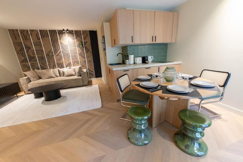 une cuisine et un salon avec une table et des chaises dans l'établissement Basfroi Cosy Apartment 2, à Paris