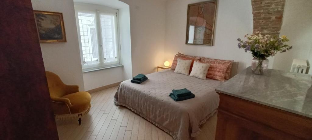 Postel nebo postele na pokoji v ubytování Apartment Corso Alfieri from 1700s AC & Queen Bed