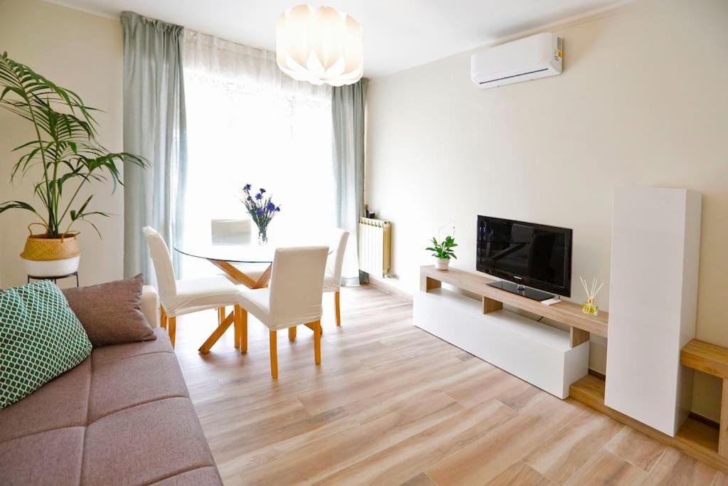 un salon avec un canapé et une table dans l'établissement Valentine's Home, à Viareggio