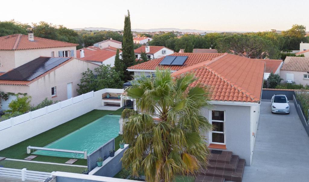 une vue d'une maison avec piscine dans l'établissement Grande maison moderne avec piscine 10 personnes, à Trouillas