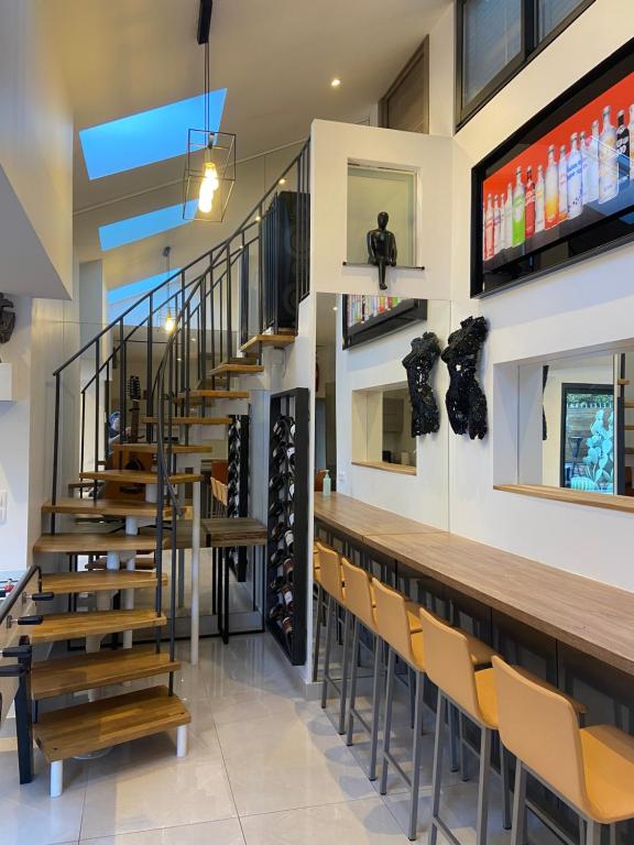 une salle de dégustation avec escalier menant au deuxième étage dans l'établissement VILLA OCEANE, à Cannes