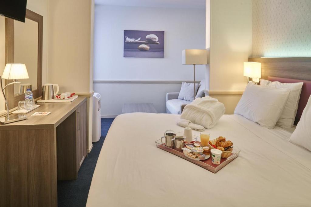 Postel nebo postele na pokoji v ubytování Hôtel Poussin