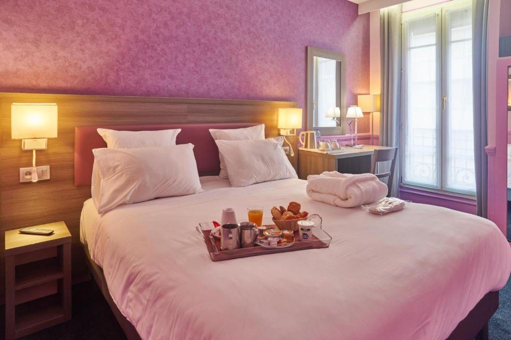 Postel nebo postele na pokoji v ubytování Hôtel Poussin