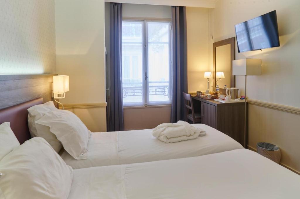 Postel nebo postele na pokoji v ubytování Hôtel Poussin