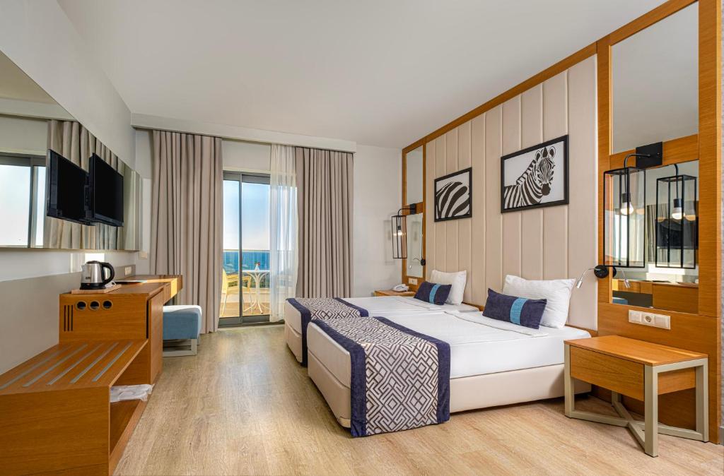 TV a/nebo společenská místnost v ubytování Calido Maris Hotel Ultra All Inclusive