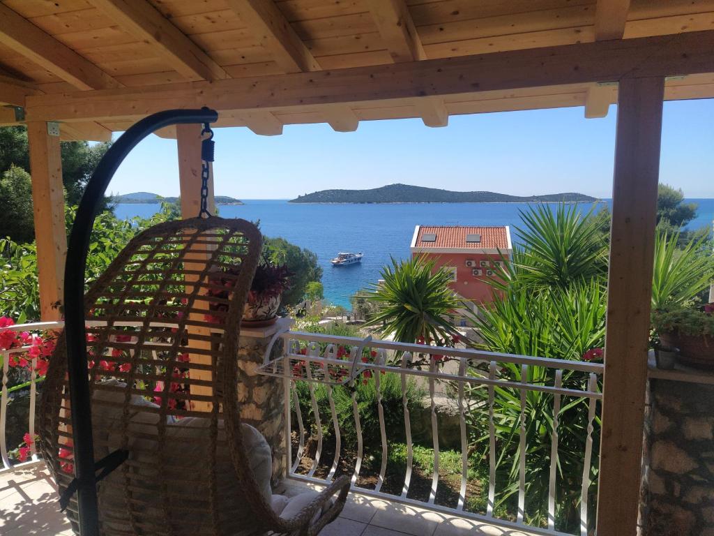 ein Balkon mit Blick auf das Meer in der Unterkunft Blue Paradise Apartman 2 in Sevid