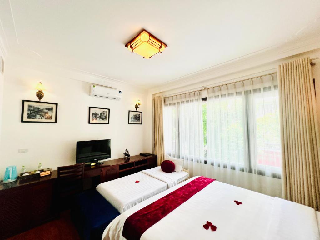 Postel nebo postele na pokoji v ubytování Hanoi Golden Moon Hotel & Travel