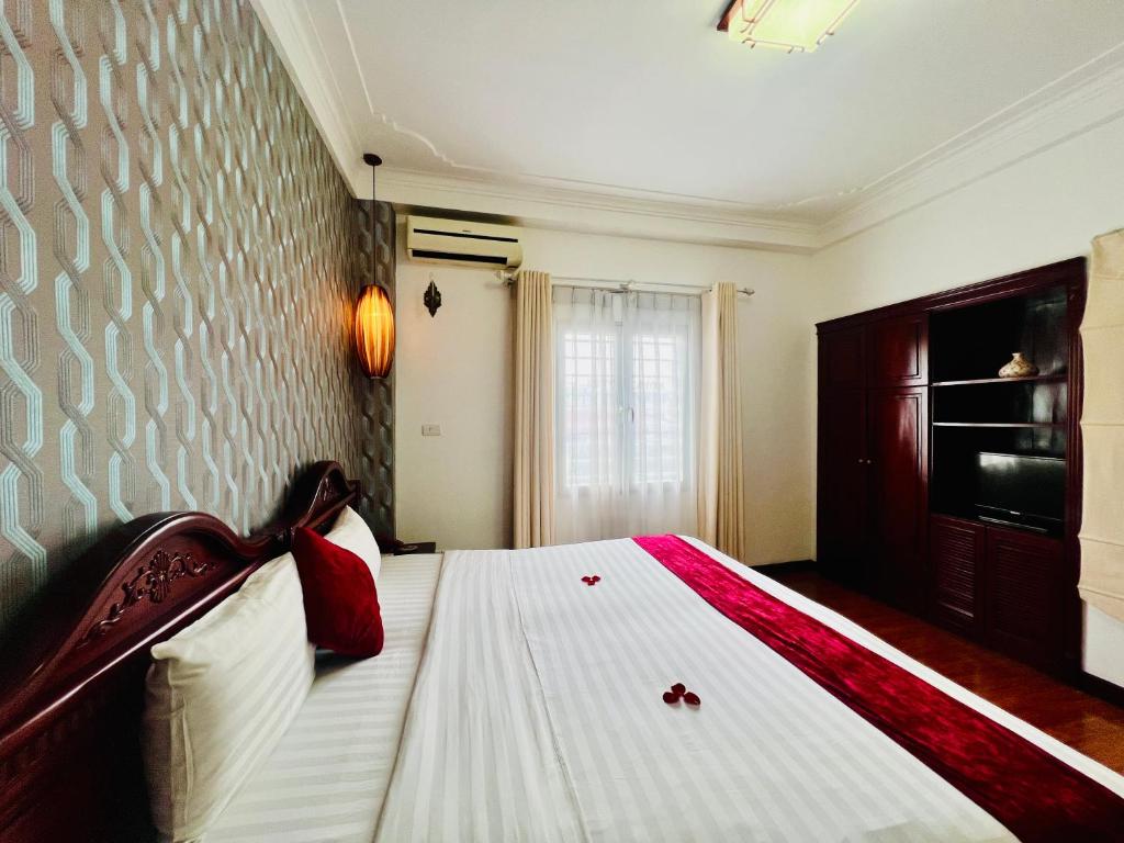 Postel nebo postele na pokoji v ubytování Hanoi Golden Moon Hotel & Travel