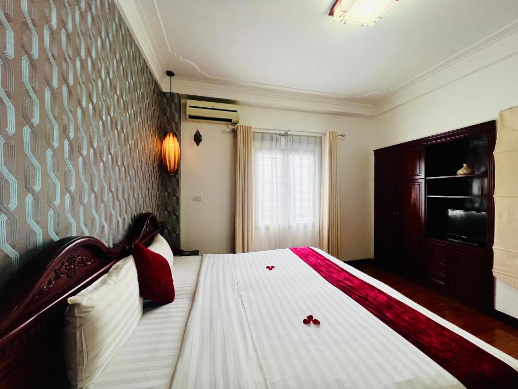 Postel nebo postele na pokoji v ubytování Hanoi Golden Moon Hotel & Travel