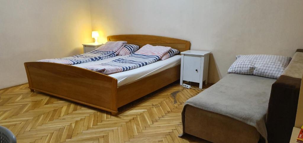 Een bed of bedden in een kamer bij Garibaldi Apartman