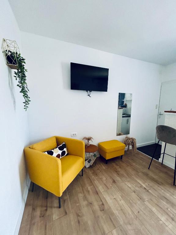 TV a/nebo společenská místnost v ubytování Studio apartments RAFAEL - 4 minutes to the beach