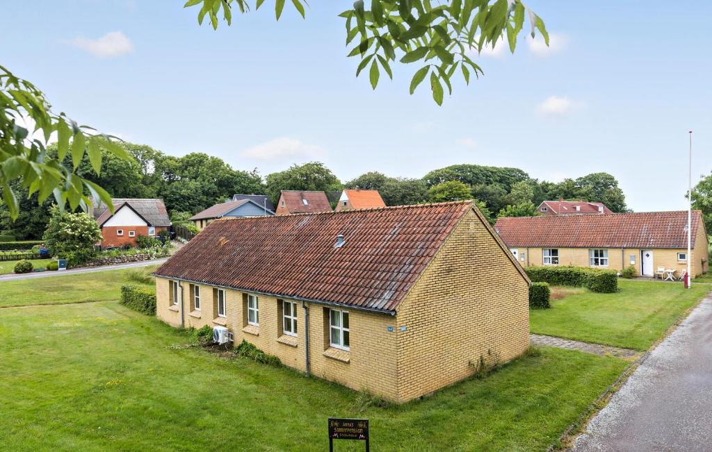 an old house in the middle of a yard at 1 Bedroom Cozy Home In Nykøbing M in Flade