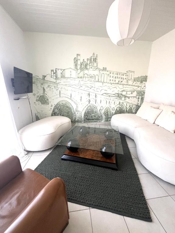 un salon avec un dessin mural dans l'établissement Alberta, à Béziers