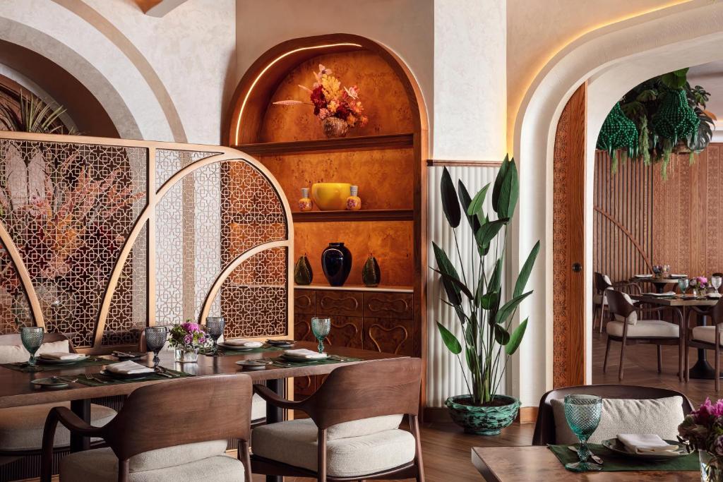 Restaurace v ubytování The St. Regis Al Mouj Muscat Resort