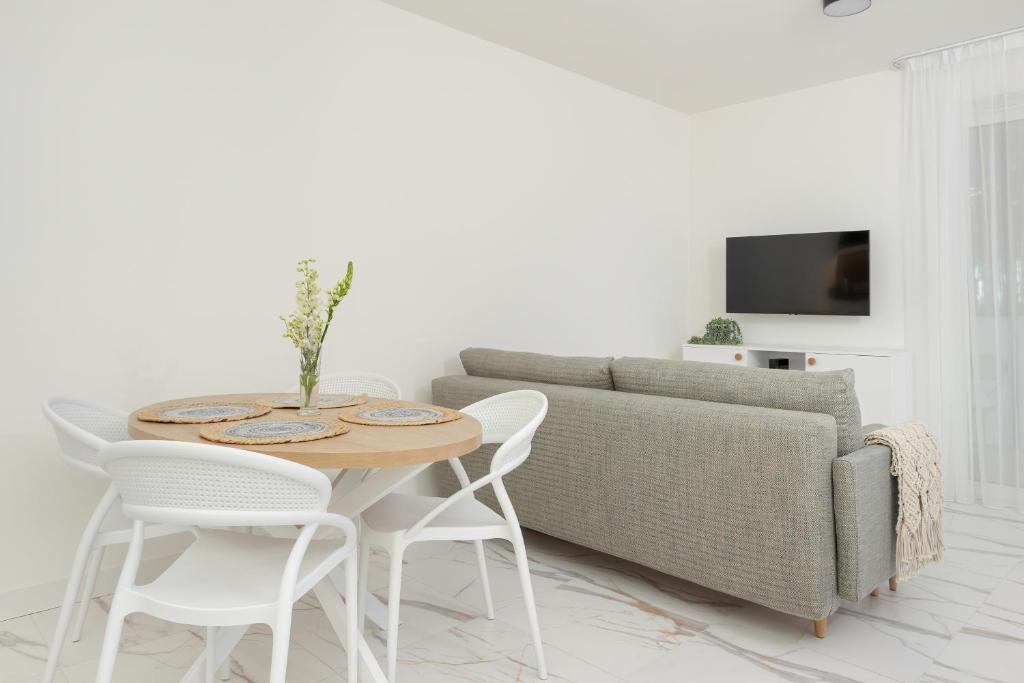 TV a/nebo společenská místnost v ubytování AQUAMARINA DĄBKI Marina Invest