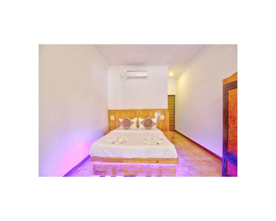 Postel nebo postele na pokoji v ubytování Hotel pleasure inn near turtle beach morjim Manage by ld group of hospitality