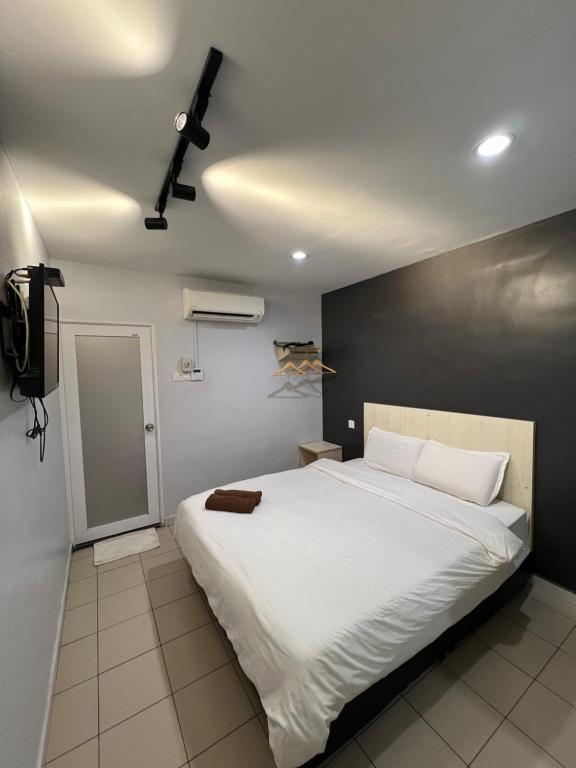 Postel nebo postele na pokoji v ubytování Hotel Seri Kangsar KK Hotel