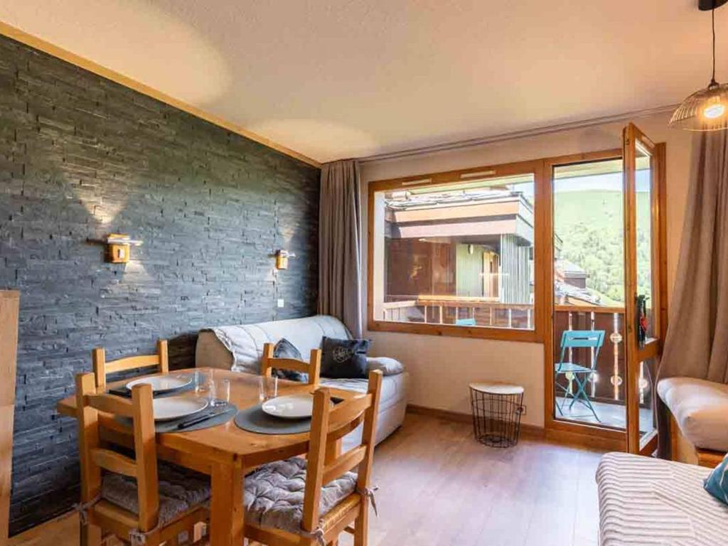 un salon avec une table et un canapé dans l'établissement Studio cosy à Valmorel - 4 pers, balcon, casier à skis - FR-1-291-843, à Valmorel