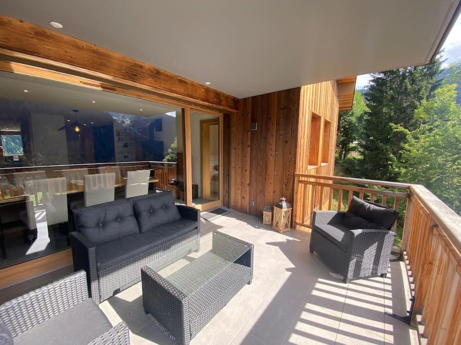 d'une terrasse avec des canapés et des chaises sur un balcon. dans l'établissement Impérial A201 - Multipass inclu, à Châtel