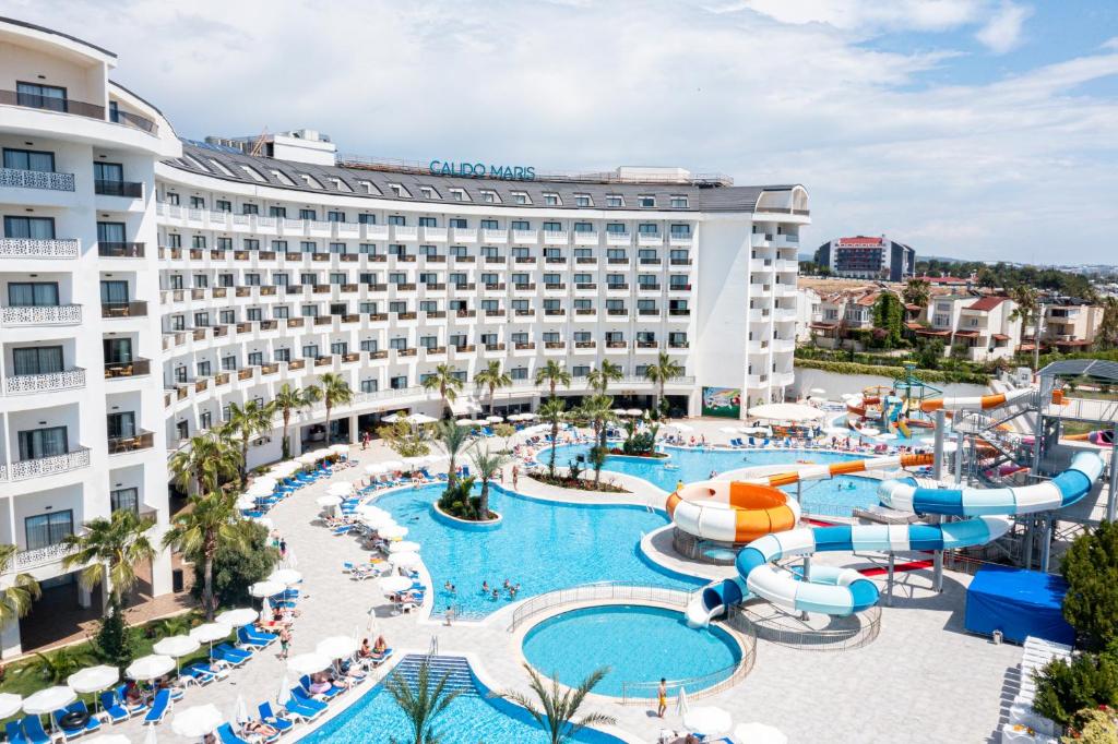 Bazén v ubytování Calido Maris Hotel Ultra All Inclusive nebo v jeho okolí
