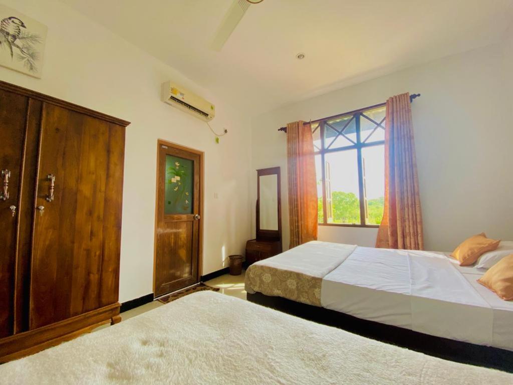 Postel nebo postele na pokoji v ubytování Elephant safari Lodge sigiriya junction