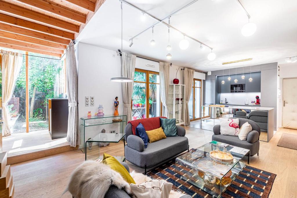 un salon avec deux canapés et une table dans l'établissement GuestReady - Spacieux apt. avec cour privative, à Paris