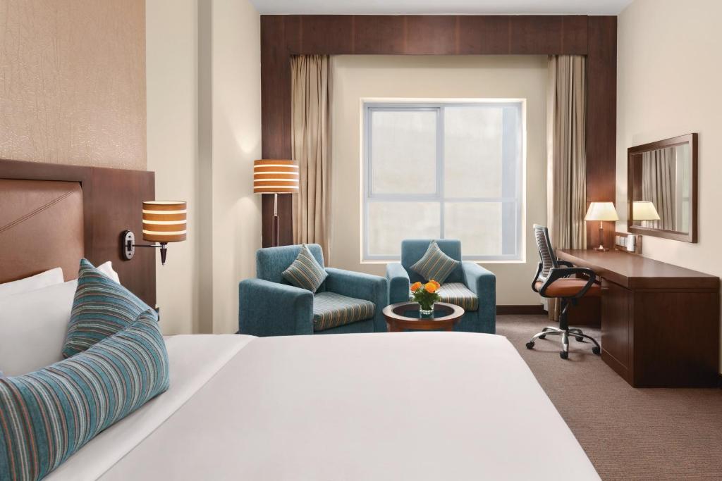 Postel nebo postele na pokoji v ubytování Ramada by Wyndham Dubai Deira
