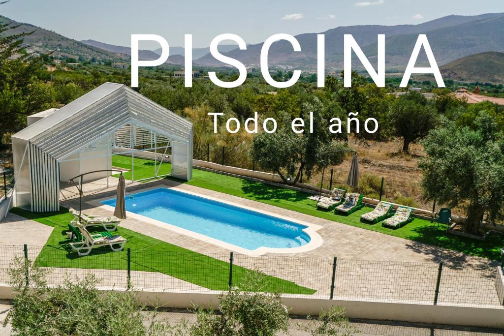 Bazén v ubytovaní Hotel Rural Familiar Almirez-Alpujarra alebo v jeho blízkosti
