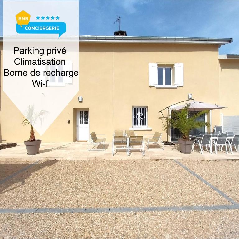 un bâtiment jaune avec des chaises devant lui dans l'établissement Le PRESTIGE 152 proche aéroport -gare Lyon -groupama stadium-ldlc arena, à Colombier-Saugnieu