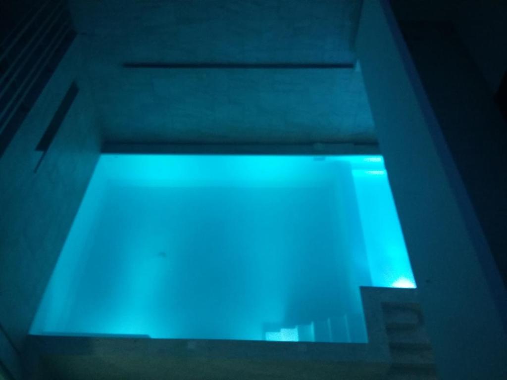 una luz azul en el techo de una habitación en Hotel RV, en Martínez de La Torre