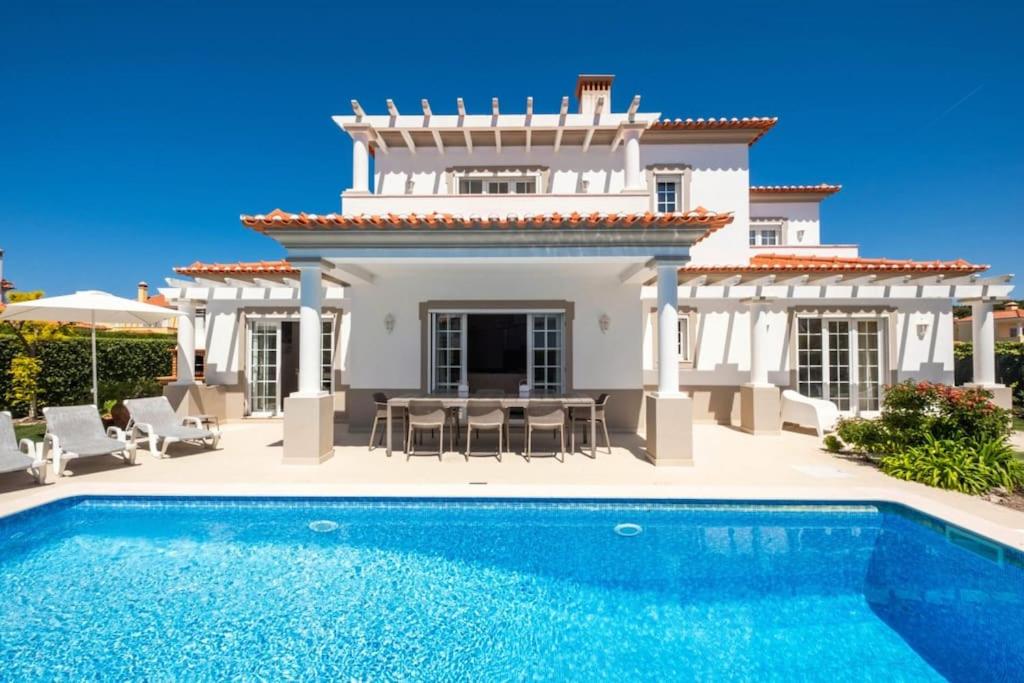 Πισίνα στο ή κοντά στο Beautiful villa newly renovated in 2024 on top Portuguese resort