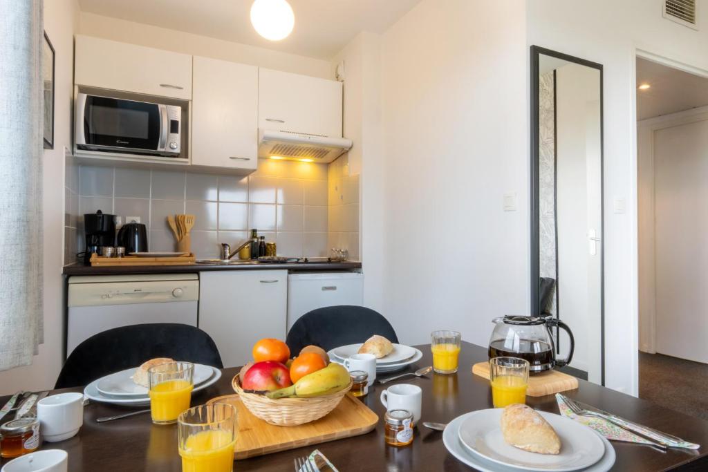 Kuchyň nebo kuchyňský kout v ubytování Nemea Appart Hotel Toulouse Aéroport