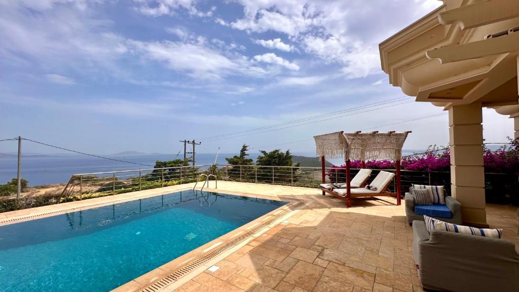 - une piscine au-dessus d'une maison dans l'établissement Anemou Nota Villa-Luxury Resort, à Ambelón