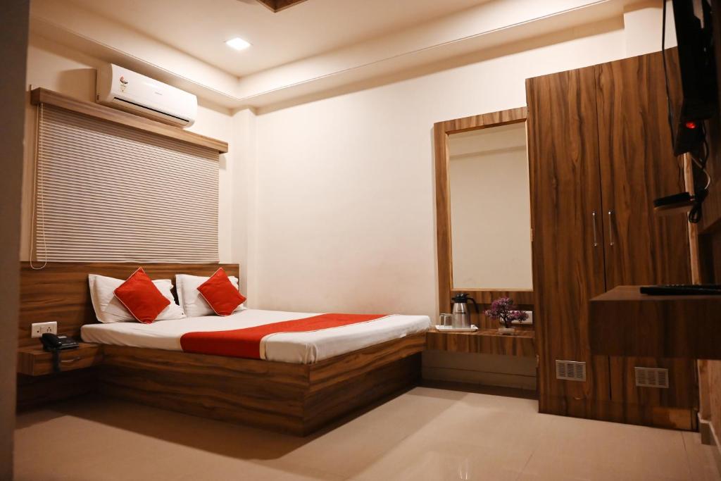 Postel nebo postele na pokoji v ubytování Hotel Saideep Villas, Shirdi