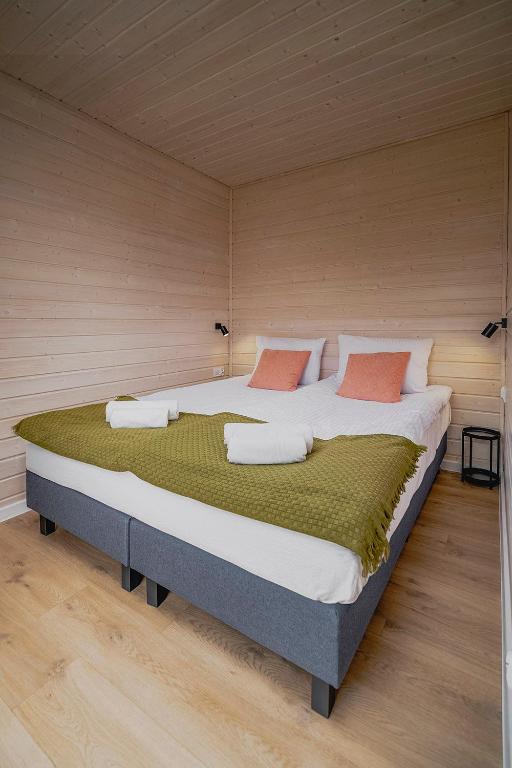 Postel nebo postele na pokoji v ubytování BED & BIKE Resort Trzęsacz - domki, sauna, jacuzzi & rowery