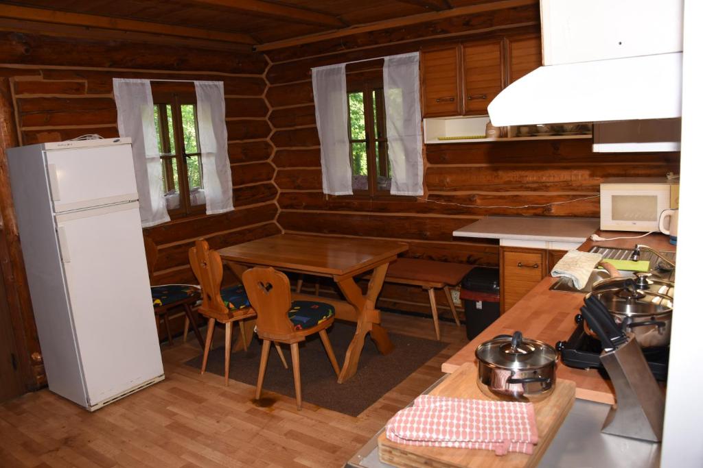Kuchyň nebo kuchyňský kout v ubytování SRUB pod třešněmi - Cherry Trees Cabin